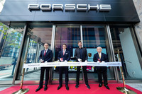 「ポルシェスタジオ日本橋」のオープニングセレモニーの様子。