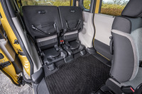 従来型と同じく、簡単な操作で後席が折りたためるチップアップ機能も健在だ。地面から床面までの高さは470mmで、室内高は1400mm。Cピラー下部のインナーパネルはグリップ形状になっており、小さな子供の乗り降りをサポートする。