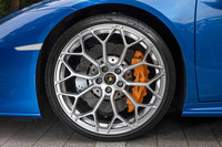 「ウラカンEVO RWD」では、スチール製のブレーキディスクが標準のアイテムとなる。キャリパーは写真のオレンジを含む全8色から選択できる。