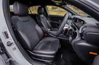 ハッチバックの「Aクラス」がヘッドレスト一体型のフロントシートを採用するのに対して、「Aクラス セダン」には写真の独立調整式ヘッドレストが標準で装備される。