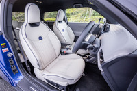 今回の試乗車両には、有償オプションの「フェイバードトリム」と「Mパッケージ」も組み合わされていた。前者にはステアリングホイールヒーターや「ジョンクーパーワークスシート」などが、後者にはプライバシーガラスやシートの電動調整機能、harman/kardon製HiFiラウドスピーカーシステムなどが含まれている。