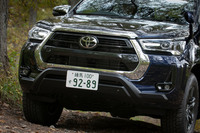 顔まわりでは、新たに採用された大型の六角形グリルが従来モデルとの大きな違い。「Z」にはオートレベリング機能付きのLEDヘッドランプが装備される。