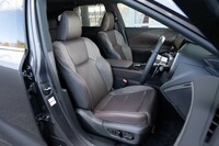 シート表皮はセミアニリン本革。前席は10ウェイの電動調整機能とヒーター＆ベンチレーションを完備。