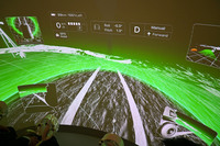 シミュレーションでは、前方のフロントスクリーンに通るべき道筋が示される。