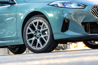 ホイールは17インチが標準で、この試乗車の18インチはオプションで選べる。「120 Mスポーツ」と「M135 xDrive」には19インチも用意されている。