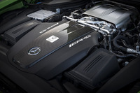 過給圧が引き上げられた4リッターV8ツインターボユニットは585psを発生する。