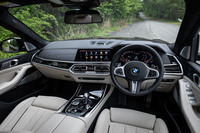 質感の高い本革と「BMWインディビジュアルピアノフィニッシュブラックトリム」で構築されたコックピット。ジェスチャーや音声、タッチスクリーンといった多彩な操作方法でナビやオーディオ、エアコンなどの各種コントロールが可能になっている。