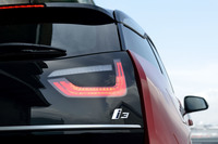 ボディーカラーはテスト車の「メルボルン・レッド」を含む全6色がラインナップされる。エンブレムの下に見えるマットクロームのラインは、マイナーチェンジを機に追加された新たな意匠だ。