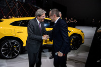 発表会にはパオロ・ジェンティローニ首相も駆けつけた。