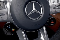 ステアリングホイールのスポーク付け根には、「AMGドライブコントロールスイッチ」と名付けられた液晶画面付きのセレクターが備わる。