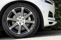 8スポークの大径20インチホイール。試乗車では、ミシュランの「プライマシー4」タイヤが組み合わされていた。