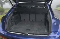 5人乗り仕様の荷室容量は484リッター。もちろん後席背もたれの展開と格納は電動だ。