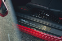 「911 Carrera GTS」のロゴ入りドアシルプレート。