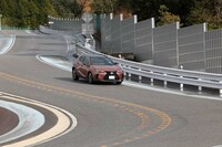 最新型には、加速度センサーを使ってドライバーの意図を読み取り、制動力と駆動力を制御する機能が盛り込まれている。