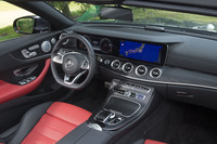 インテリアには、タービン型のエアコン吹き出し口や、12.3インチディスプレイを2つ並べた「コックピットディスプレイ」が備わる。