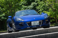 現代のクルマに求められる衝突安全性をクリアするため、“オリジナル”から大きく意匠が変更されたフロントまわり。車体構造についても、電動パワープラントの搭載や動力性能の向上にあわせて大幅に変更されている。