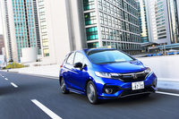 アダプティブ・クルーズ・コントロールや車線維持支援システム、衝突軽減ブレーキ、歩行者事故低減ステアリングなど、「フィット」は先進の安全運転支援システムも充実している。