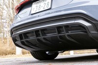 当然ながら、リアエンドに排気管は存在しない。バンパー下部には、ディフューザーだろうか、ワッフル形状の個性的なパーツが装着されている。