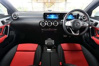 インテリアのデザインは、基本的に純内燃機関モデルと変わらない。水平基調のインストゥルメントパネルや2つ並んだ10.25インチの液晶画面、タービン型のエアコン吹き出し口などが特徴。