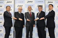 最後はメディアミーティングに参加した、自工会や警視庁のメンバーで記念撮影。次回はぜひ、ここにJMCA（用品連合会）や用品販売店の関係者にもいてほしい。