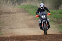 未舗装路を行く「790アドベンチャーR」。前後サスのストローク量は240mmと、「790アドベンチャー」（同200mm）よりも長くなっている。