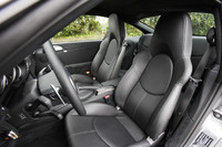 写真の「アダプティブスポーツシート」は、17万9000円のオプション。前後位置や高さのほか、サイドサポートのホールド性も電動で調節できる。