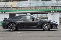 2012年モデルにも「Pure」「Black」「Premium」という3種類のエディションが設定される。これは黒基調でまとめられた「Black edition」。