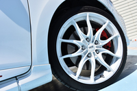 マルケジーニのホイールは、10本の有機的なスポークが特徴。大幅な軽量化を実現しながら、標準車と同等の剛性が確保されている。