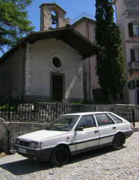 『ポケモンGO』のモンスターよろしく、現実世界の町では興味深いクルマに出会えるものだ。写真はポーランド車「FSOポロネーズ」で、1990年代初頭のプジョー製エンジンが搭載されたモデルだが、その起源は冷戦時代の1972年にさかのぼる。イタリア北部の村で。