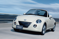 10年の長きにわたって生産された、初代「コペン」。電動リトラクタブルハードトップの採用や、4気筒エンジン、「コペン工房」と呼ばれた生産ラインなど、いろいろな意味で軽乗用車としては異例の一台だった。