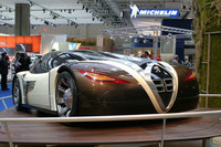 こっちが後ろ。真ん中の四角い4本の管は排気管だろうか……。