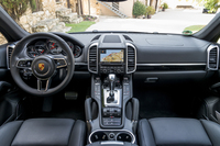 インテリアの様子。ハイブリッドスーパースポーツ「918スパイダー」を思わせる、新デザインのステアリングホイールが採用される。
    