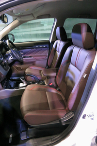 PHEVの「Gプレミアムパッケージ」には、ブラウンの本革内装が採用されている。