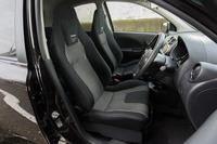 フロントシートには、ホールド性と快適性のバランスを考慮し、「レカロLX-F IM110」を採用している。