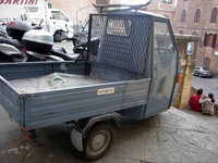 わが家の近所にある「アペ」。「ミノルタ」のロゴステッカーが貼られている。ちなみに、ミノルタは2003年にコニカと経営統合したため、このステッカーは今は珍しいのかも。