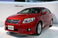 【写真上】「カローラアクシオ」【写真下】「カローラフィールダー」