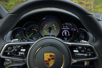 5つの円形で構成される計器盤。ステアリングホイールのスポーク部（写真手前）には、各種の操作スイッチがレイアウトされる。
    