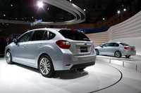 5ドアの「インプレッサスポーツ」（写真手前）と4ドアセダン「インプレッサG4」のリアビュー。