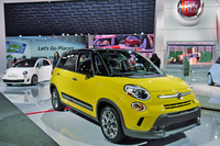 フィアットブースに展示されている「500L」。
    