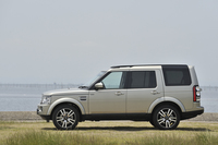 日本では2009年にデビューした4世代目の「ディスカバリー」。2013年のマイナーチェンジにともない、エンジンやトランスミッションが変更された。
    