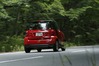 現行型「フォーツー」のバリエーションは豊富で、今回試乗した自然吸気エンジン車に加え、最高出力84ps、最大トルク12.2kgmのターボ車や、リチウムイオンバッテリーで駆動するEVもラインナップされる。
    