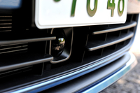 プリクラッシュブレーキシステム（フロントアシストプラス）やACCに用いるレーダーセンサーユニットは、フロントロワーグリルの中心に搭載されている。