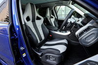 レザー素材が用いられたスポーツシート。16wayの電動調整機構が備わる。