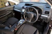 インテリアの広さと質感向上は、新型の開発テーマのひとつ。前席の周りは水平基調のデザインとされ、ダッシュボードなどにはソフトな素材が用いられる。