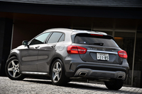 マフラーエンドは2本出し。リアのアンダーガードが、SUVならではの個性を主張する。
    