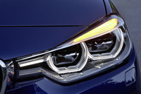 新たにフルLEDヘッドライトが採用された。欧州ではオプションだが、日本では全車に標準装備。ウインカーがライトユニットの端から上部に移動された。
    