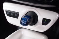 センターコンソール中段にレイアウトされる、バイワイヤ式シフトレバー。先代モデルと同様に、クリアなブルーの素材が使われている。