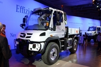 2013年4月にデビューした新型「ウニモグ」。写真は、ドイツ本国の発表会に展示された多目的作業型「U423」。
    