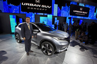 「URBAN SUV CONCEPT」とホンダの伊東孝紳社長。
