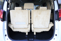 サードシートの格納は跳ね上げ式。セカンドシートをスライドの前端まで移動させると、最大で2150mmの室内長が得られる。（写真をクリックすると、シートアレンジの様子が見られます）
    